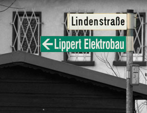 Fast geschafft: Die grnen Wegweiser an der Lindenstrae signalisieren, dass Sie schon fast bei uns angekommen sind. Lindenstrae 13: Elektrobau Lippert